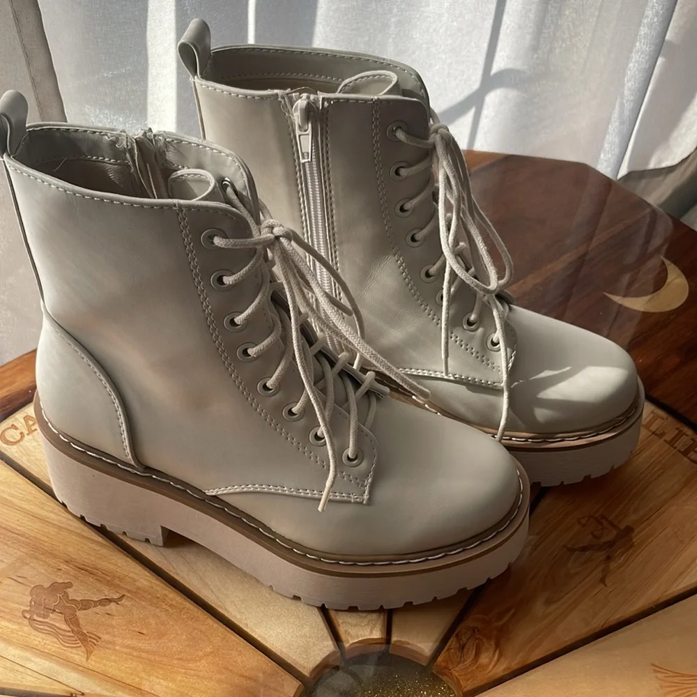 Platform cream boot NWOT - Picture 9 of 10